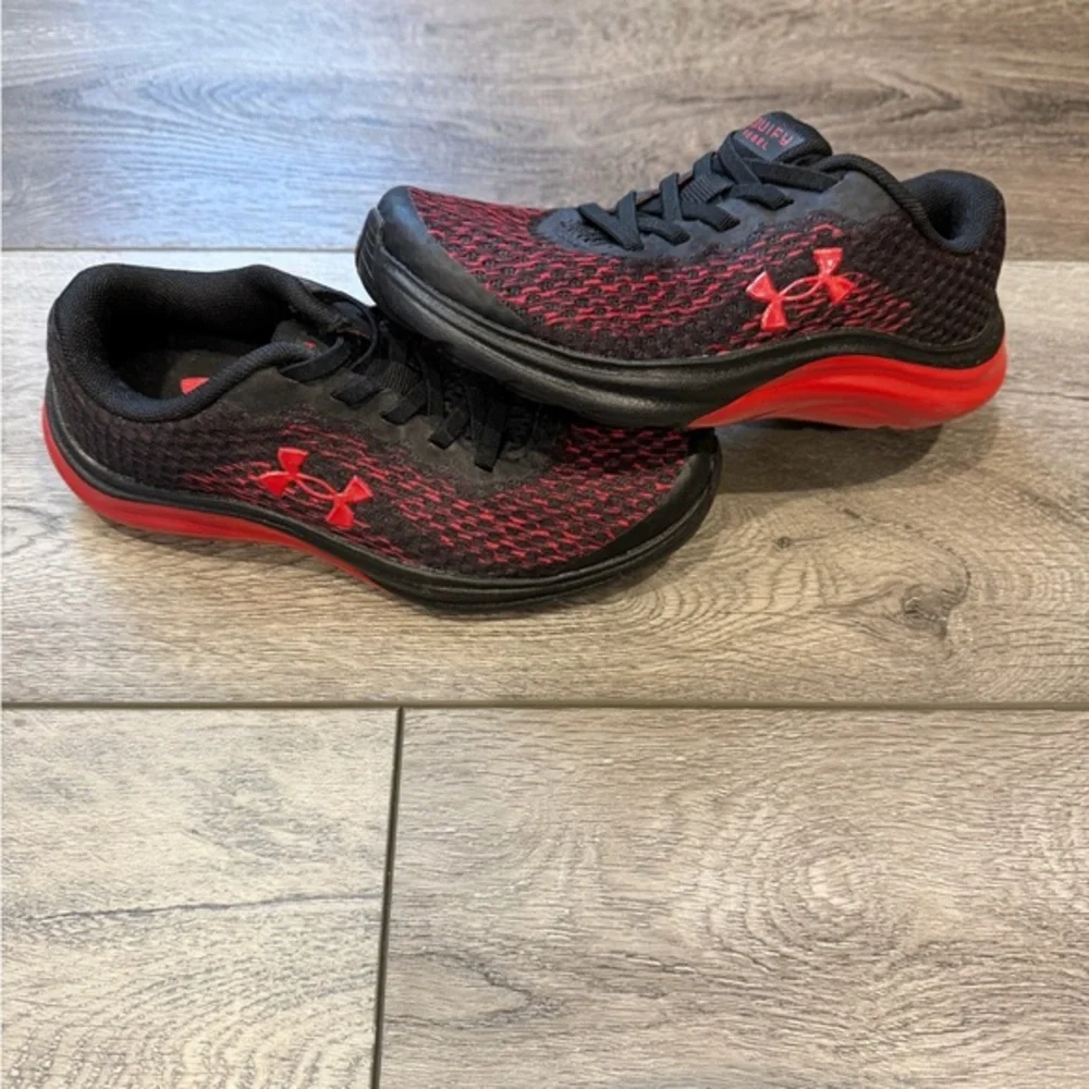 Under Armour Black and Red Running Shoes (1K)